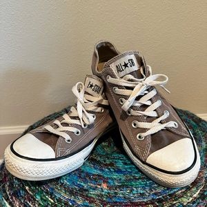 Women’s size 9 converse